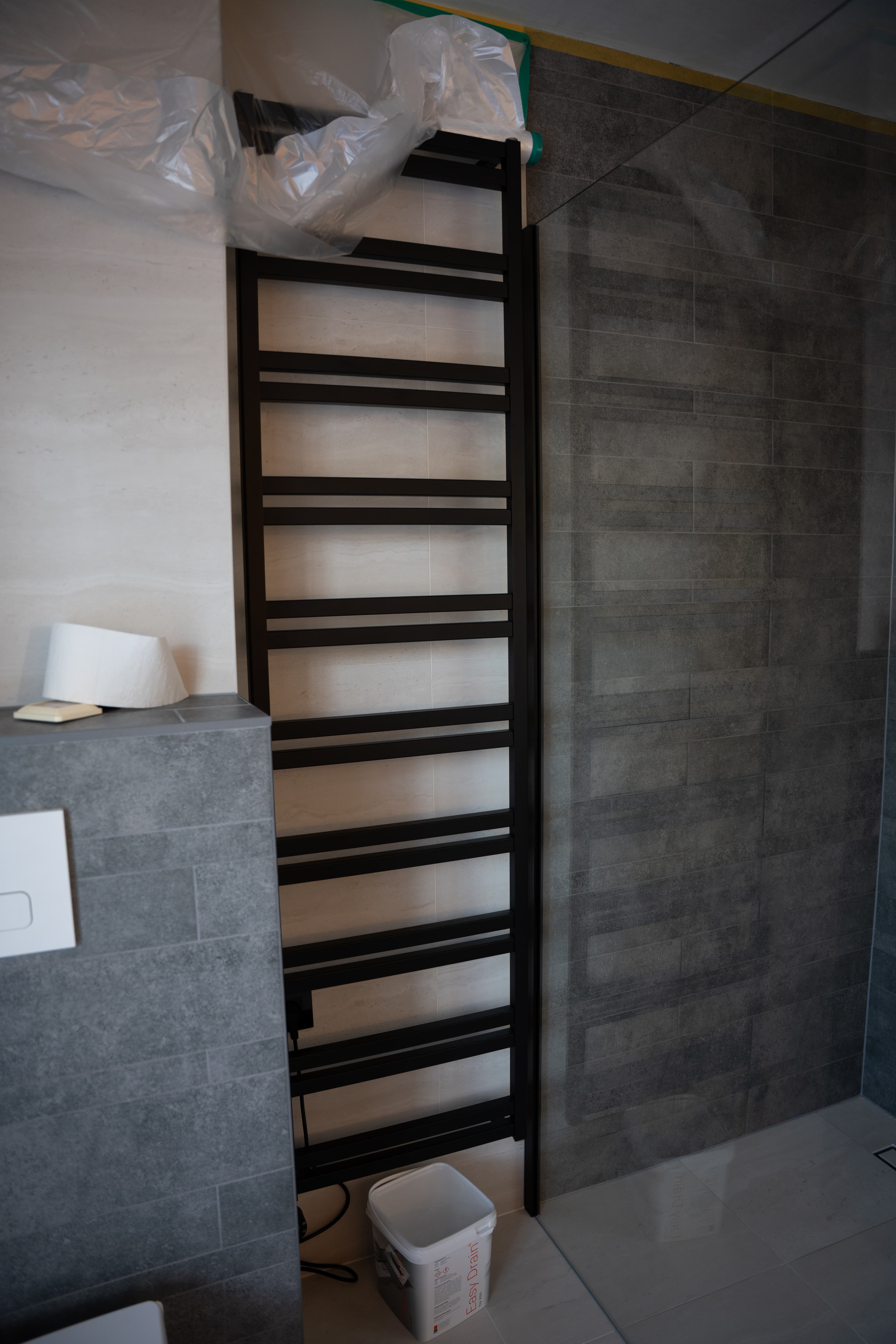 Strak tegelwerk in een nieuwe badkamer