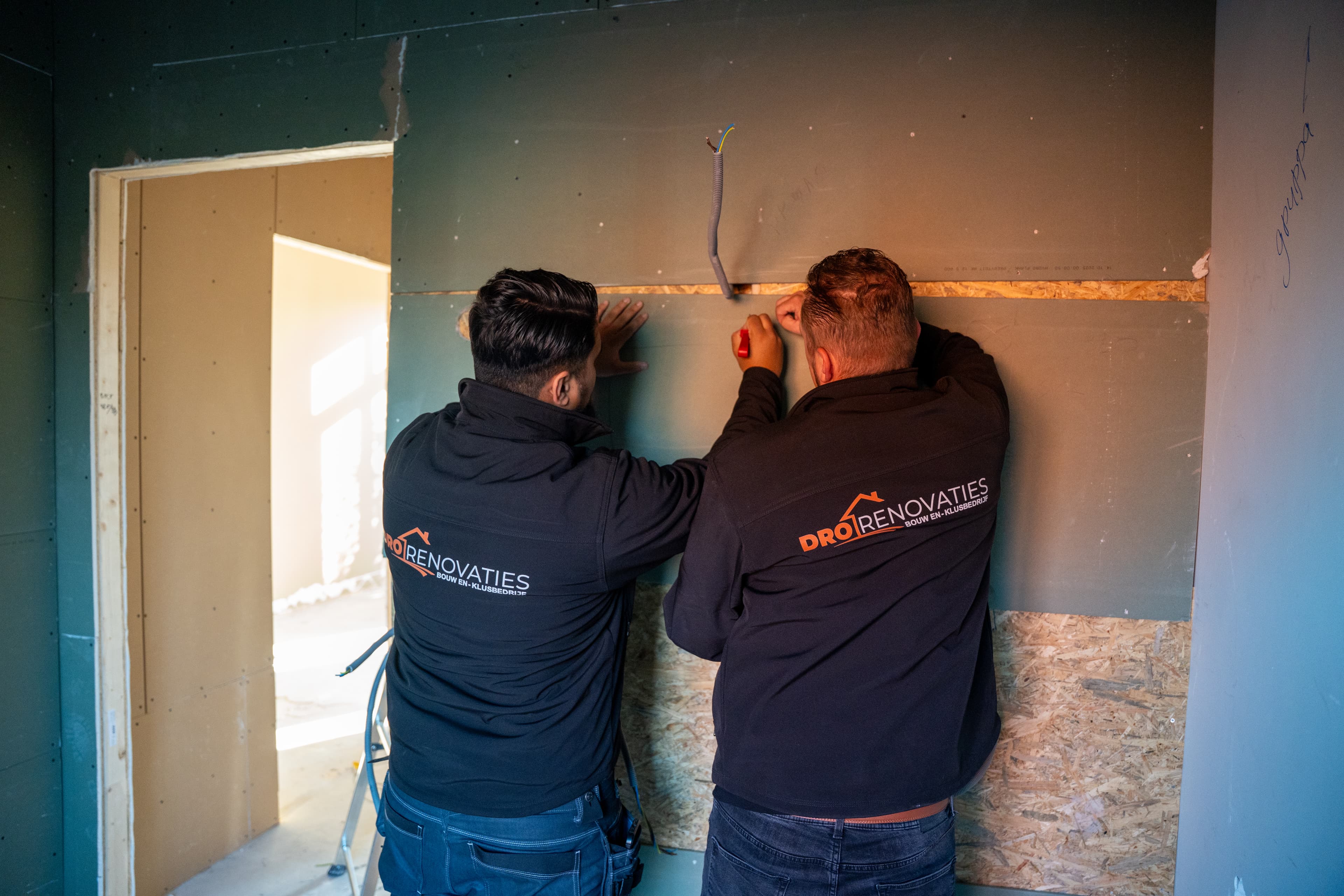 Vakmensen aan het werk met gipsplaten voor wanden