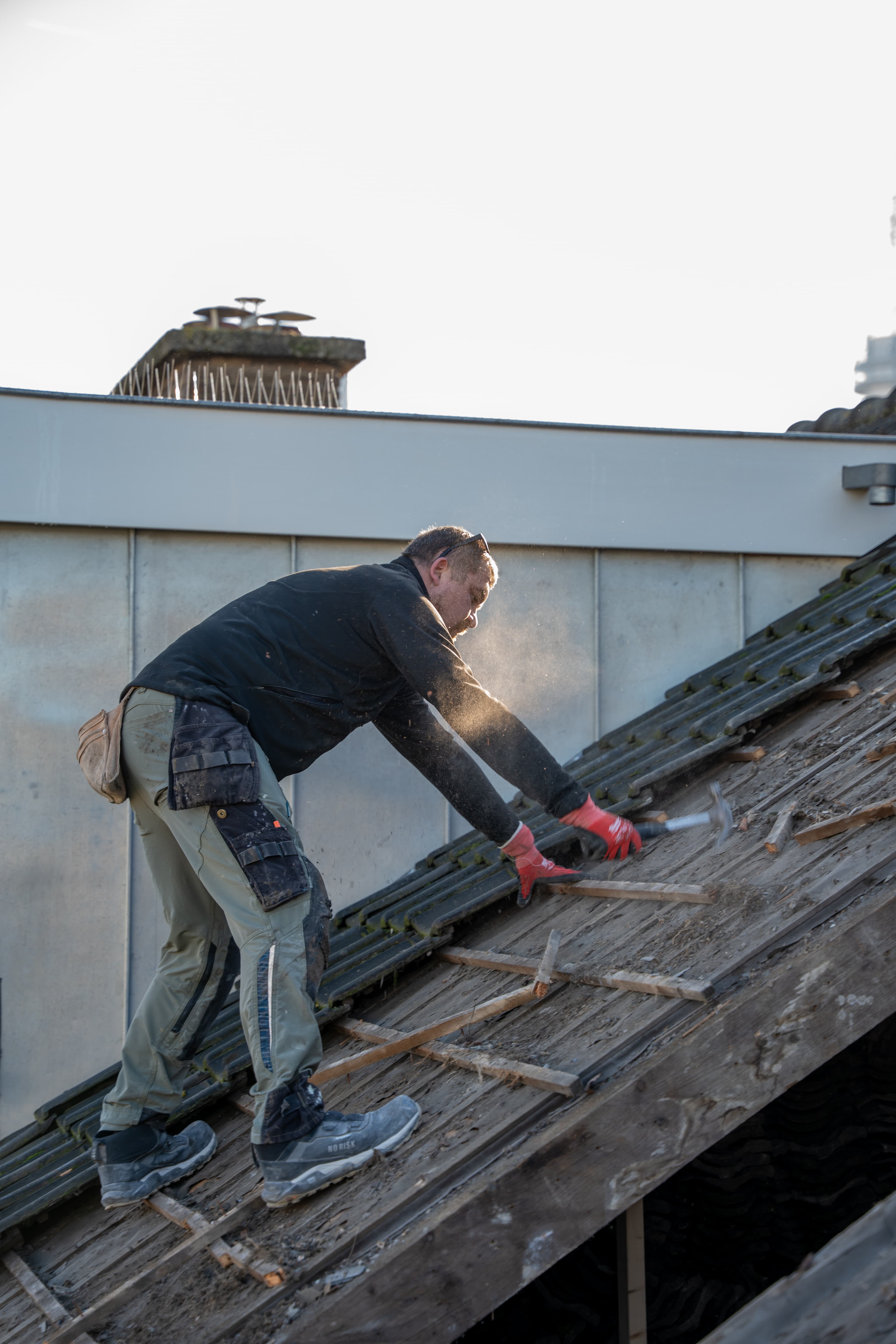 Timmerwerk op een dakconstructie